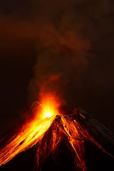 Erupção noturna do vulcão tungurahua — Fotografia de Stock