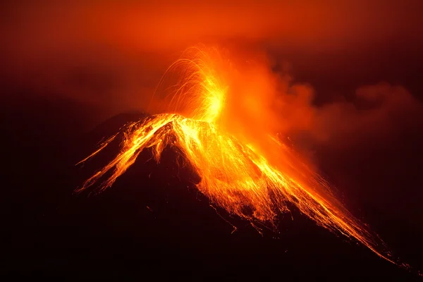 Tungurahua Volcano Powerful Night Eruption — Stock Photo, Image