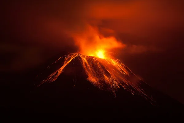 Volcán Tungurahua Potente Erupción nocturna — Foto de Stock