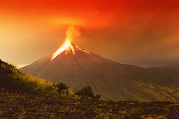 Vulcano Tungurahua Eruzione Enorme — Foto Stock