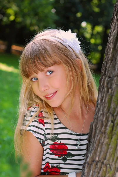 Portrait of young girl in the park — Stock Photo, Image