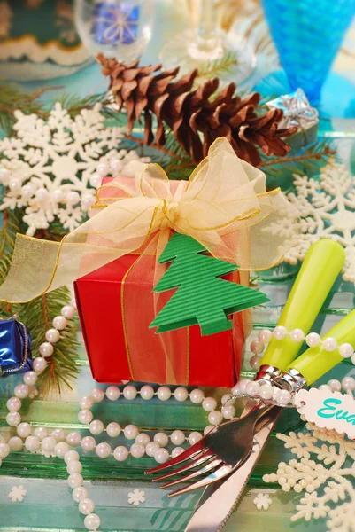 Bordsdekoration med julklapp — Stockfoto