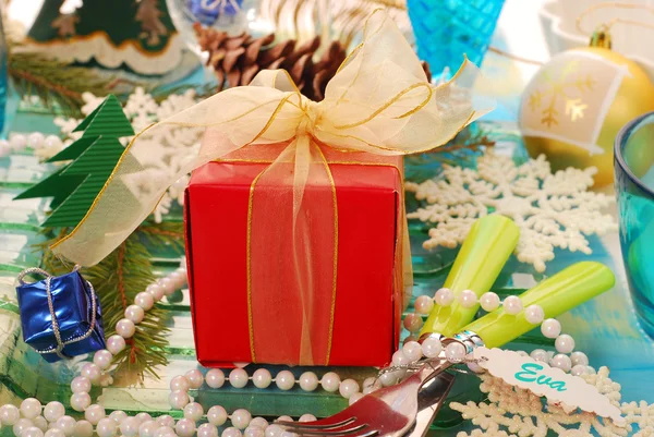 Decoración de mesa con regalo para Navidad —  Fotos de Stock
