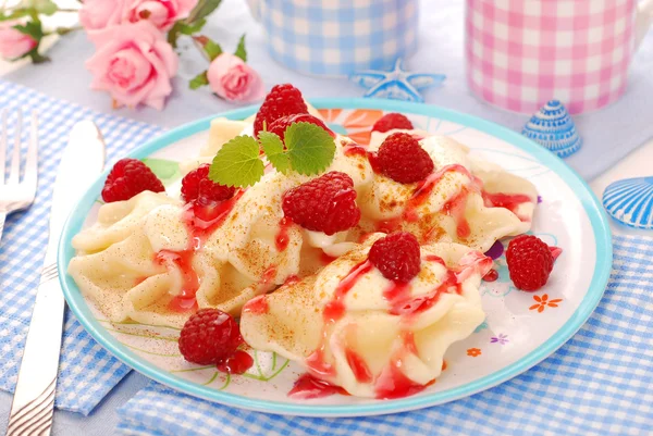 코 티 지 치즈와 딸기 라비 올 리 (기) — 스톡 사진
