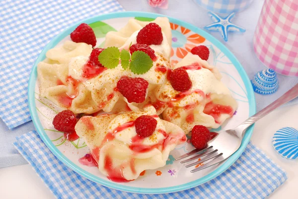 Ravioli (pierogi) with cottage cheese and raspberry — Stock Photo, Image