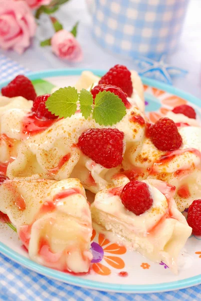 코 티 지 치즈와 딸기 라비 올 리 (기) — 스톡 사진