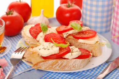 crostini caprese ile