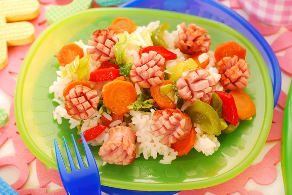 Cena con salchichas, verduras y arroz para niños — Foto de Stock