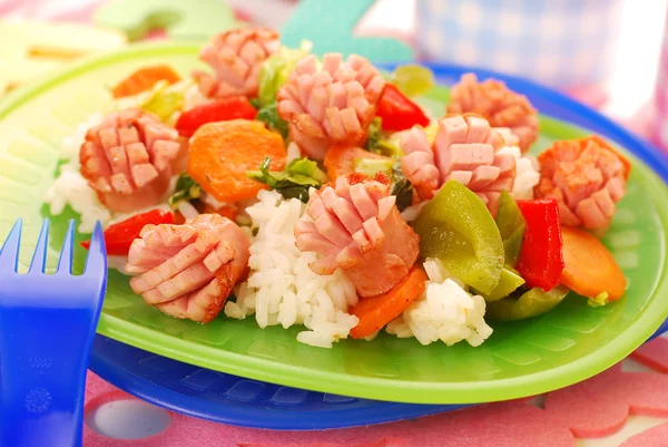 Middag med korv, grönsaker och ris för barn — Stockfoto