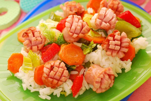 Вечеря з ковбасою, овочами та рисом для дитини — стокове фото