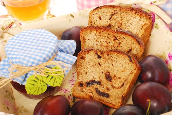 Zelfgemaakte pruim en honing brood — Stockfoto