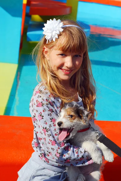 与小狗一起玩户外的年轻女孩 — 图库照片