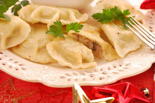 Pierogi (ravioli) с грибами и капустой на Рождество — стоковое фото