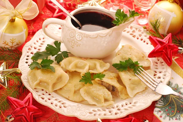Pierogi (ravioli) e barszcz (borscht) per Natale — Foto Stock