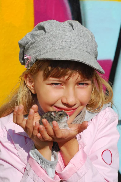 Молодая девушка с хомяком на открытом воздухе — стоковое фото