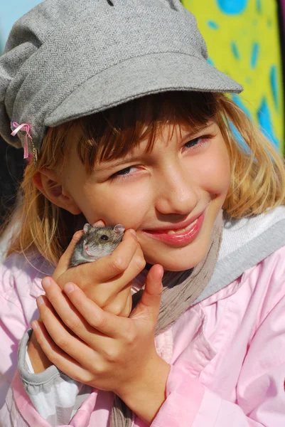 Mladá dívka s křeček venkovní — Stock fotografie
