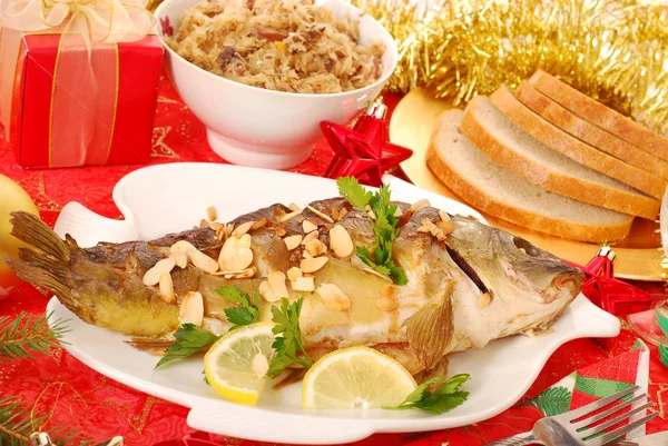 圣诞餐桌上杏仁焗鲤鱼 — 图库照片