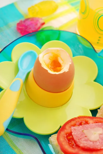 与软鸡蛋为儿童早餐 — 图库照片