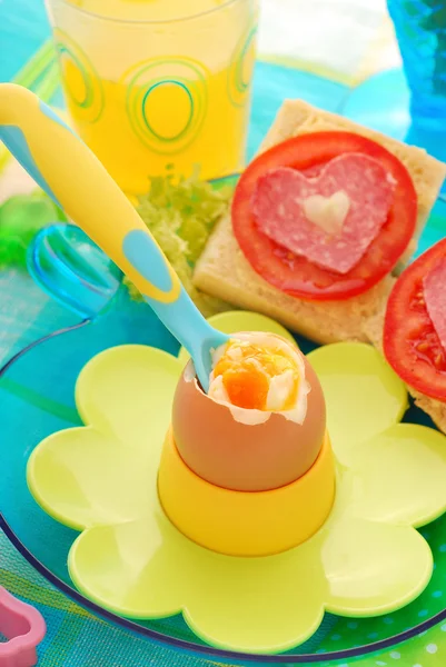 Café da manhã com ovo fervido suave de criança — Fotografia de Stock