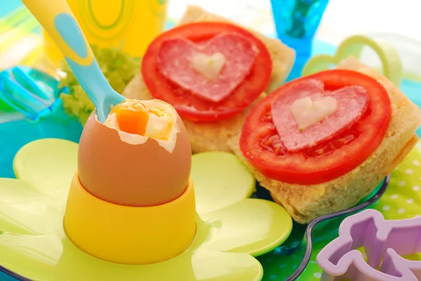 Frühstück mit weich gekochtem Ei für Kinder — Stockfoto