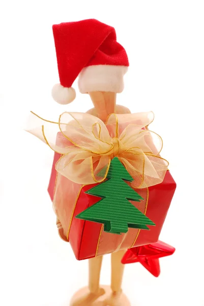 Manequim de madeira segurando caixa de presente de Natal — Fotografia de Stock