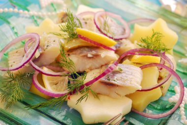 Patates ve elmalı ringa salatası.