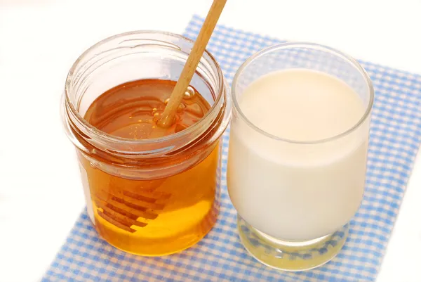 Молоко и медовуха — стоковое фото
