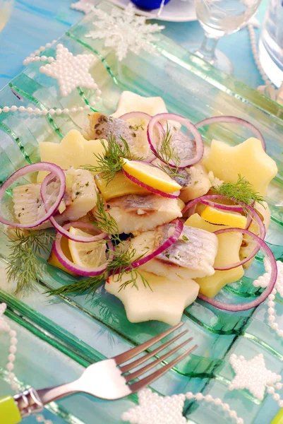 Салат з оселедцем з картоплею та яблуком — стокове фото