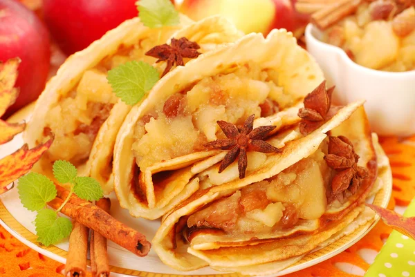 Pancakes with stewed apples ,raisins and cinnamon — Stock Photo, Image