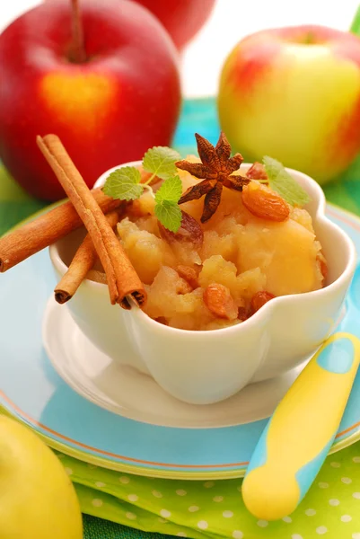 Десерт с тушеными яблоками для малыша — стоковое фото