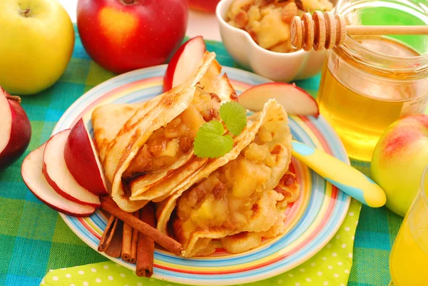 Panqueques con manzanas estofadas, pasas y miel — Foto de Stock