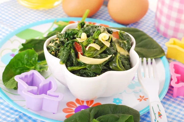 Gekookte spinazie met ei voor baby — Stockfoto