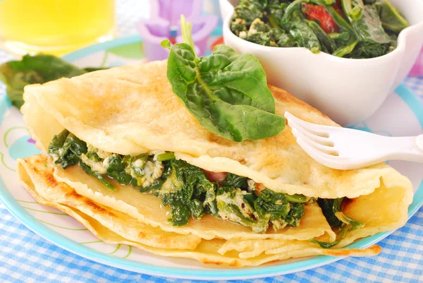 Pancakes with spinach and eggs for child — Stock Photo, Image