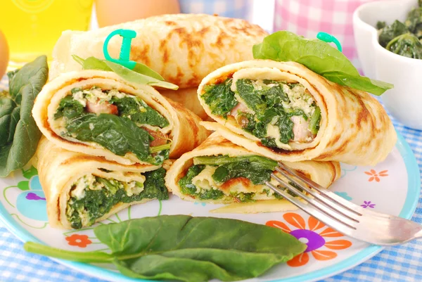 Pancakes with spinach and eggs — Stock Photo, Image