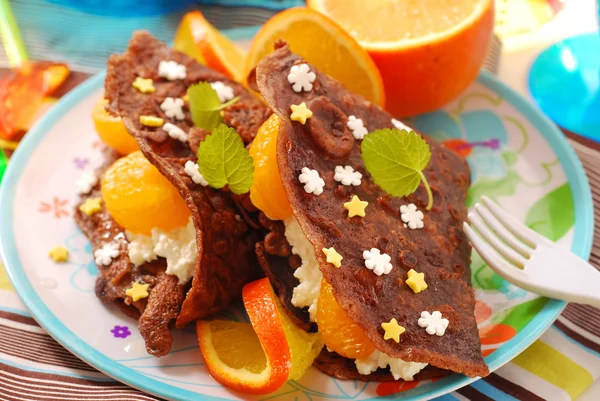 Čokoládové palačinky s tvarohem a mandarinky — Stock fotografie