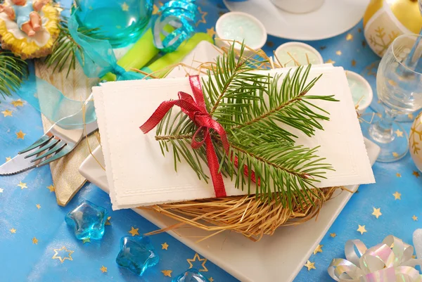 Рождественская вафля на тарелке с сеном — стоковое фото