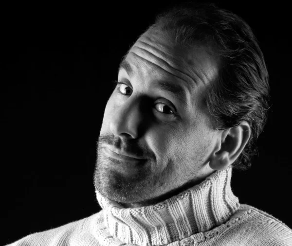 Hombre adulto retrato alegre guiño expresión en blanco y negro Imagen de stock