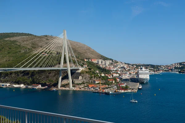 Ponte no porto moderno de Dubrovnik — Fotografia de Stock