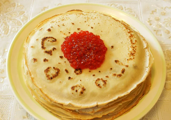 Russische pannenkoeken met rode kaviaar — Stockfoto