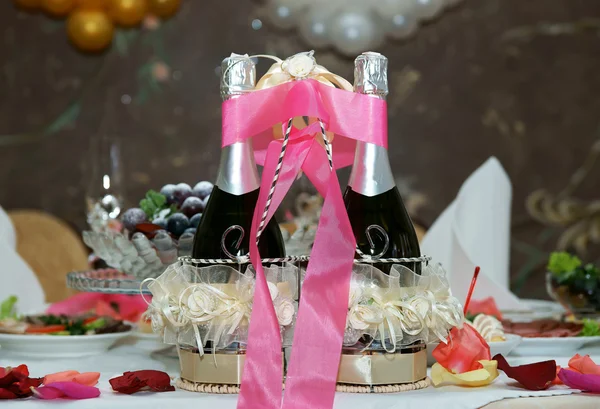 Hochzeitschampagner auf einem Tisch — Stockfoto