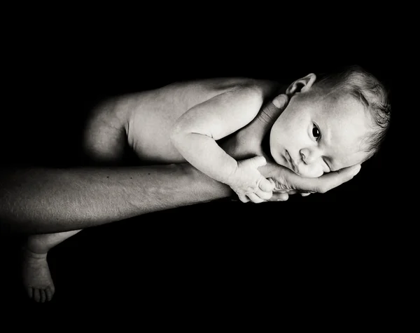 Säugling Mädchen auf dem Arm des Vaters isoliert auf schwarz — Stockfoto
