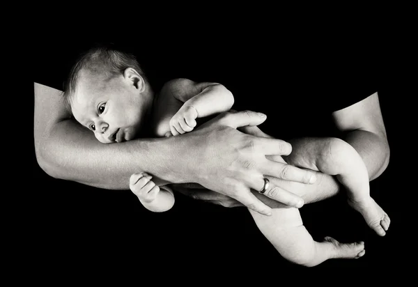 Infant chica en los brazos de los padres aislados en negro —  Fotos de Stock
