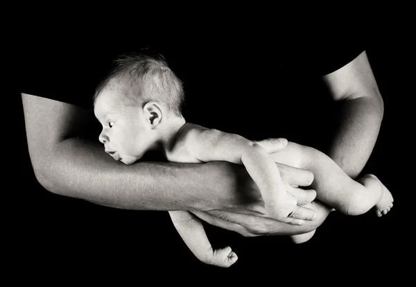 Infant chica en los brazos de los padres aislados en negro —  Fotos de Stock