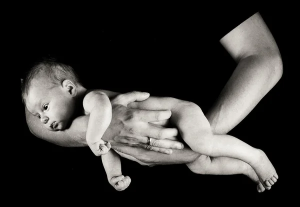 Enfant fille sur pères bras isolés sur noir — Photo