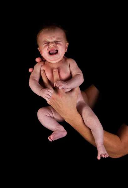 Младенец на руках отцов изолирован от черных — стоковое фото