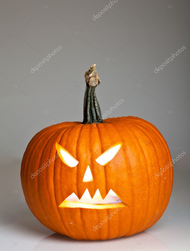 Imagem assustadora de Halloween de uma Jack-o-lantern com uma cara