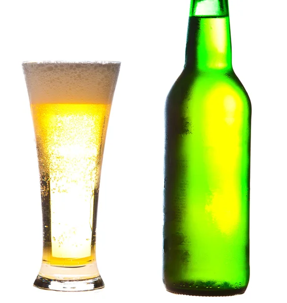 Пиво ізольоване на білому — стокове фото