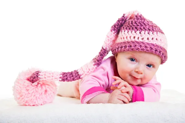 Säugling Baby Mädchen hebt den Kopf in lustigen Hut isoliert auf weiß — Stockfoto
