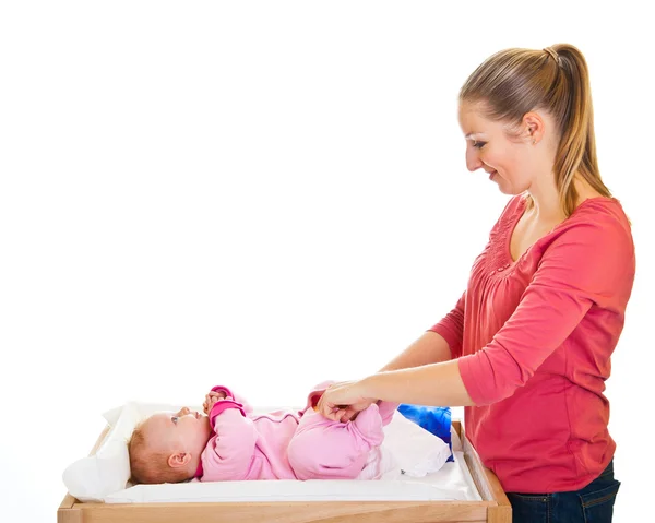 Mutter wechselt Windel für kleines Mädchen auf Kinderzimmertisch — Stockfoto