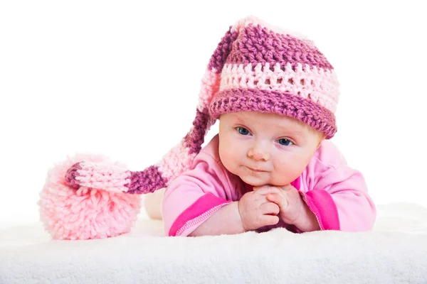 Csecsemő baba lány emeli a fejét a furcsa kalap, elszigetelt fehér — Stock Fotó